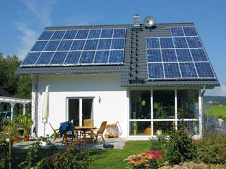 Haus mit Solarpanels